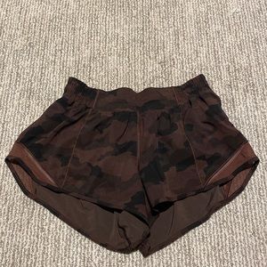 hotty hot lululemon shorts size 6 in the color heritage 365 camo brown earth